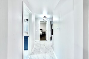 3 camere, una cassaforte in camera, una scrivania, ferro/asse da stiro