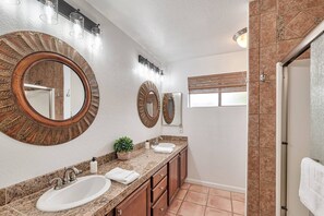 Hårføner og sjampo