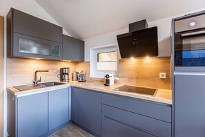 Kjøleskap, mikrobølgeovn, ovn og kokeplater