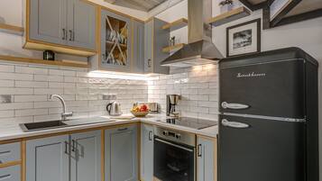 Frigorifero, forno, piano cottura, lavastoviglie