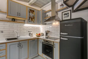 Kjøleskap, ovn, kokeplater og oppvaskmaskin