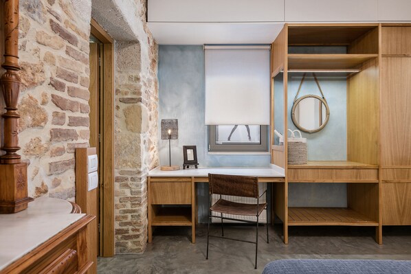 Un bureau équipé d’une table, d’une chaise et d’étagères intégrées.