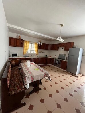 Lemari es, oven, dan tisu