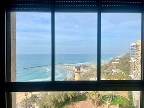 Desk, blackout curtains, soundproofing, iron/ironing board - Royal on the Sea (Netanya)