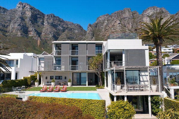 Exterior - Luxurious villa with magnificent views, located at the foot of Table Mountain. (Cape Town)