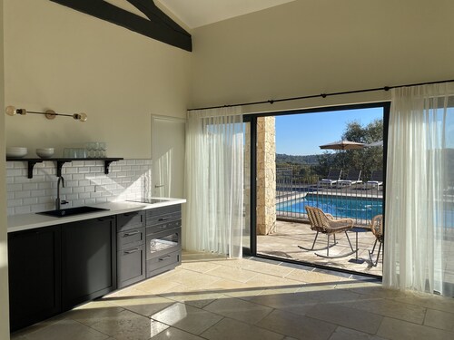 Villa near the village, heated swimming pool, space and beautiful views