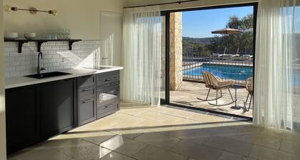 Villa near the village, heated swimming pool, space and beautiful views