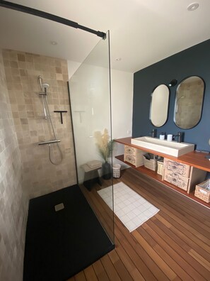 Shower, hair dryer, towels, soap - Villa near the village, heated swimming pool, space and beautiful views (Tourrettes-sur-Loup)