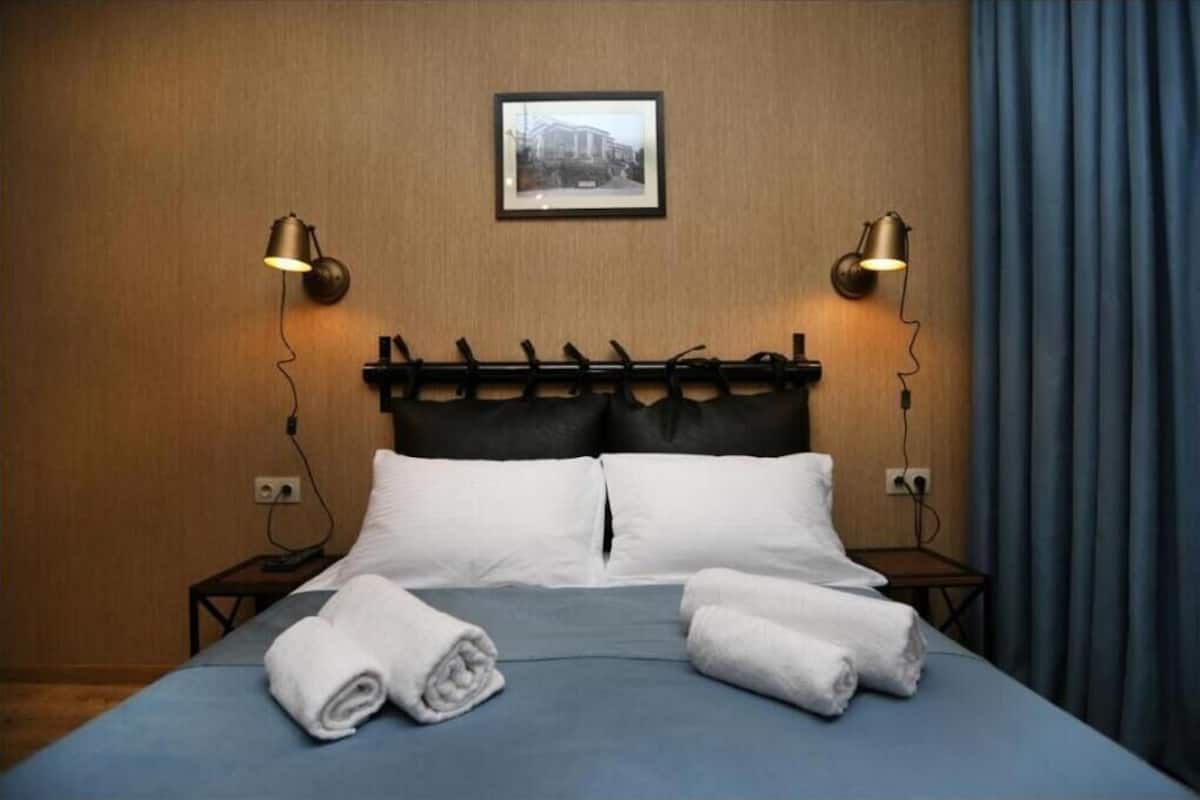 Standard Double Room | In-room safe, iron/ironing board, WiFi (free)