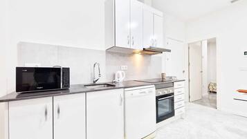 Een koelkast, een microgolfoven, een oven, een vaatwasser