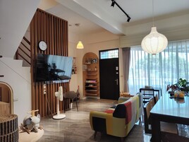 42-英寸智能电视（配备数码频道）、玩具、流媒体服务