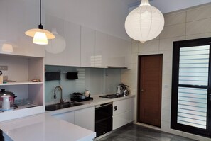 Refrigerador con freezer, horno, cafetera expreso, arrocera