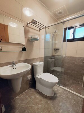 Habitación estándar doble | Baño | Bañera y ducha independientes y cabezal de ducha tipo lluvia