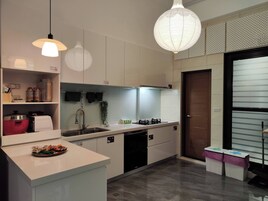 42-英寸智能电视（配备数码频道）、玩具、流媒体服务