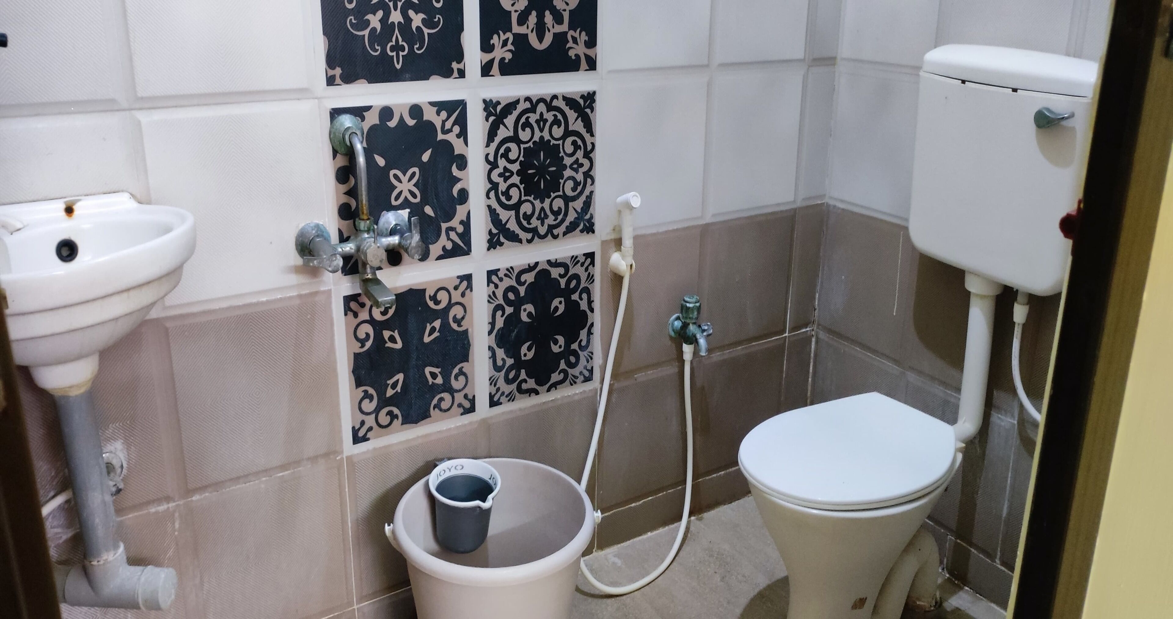 Economy Double Room | Bathroom | Shower, rainfall showerhead, free toiletries, towels