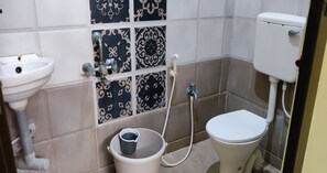 经济双人房 | 浴室 | 淋浴设施、大花洒淋浴喷头、免费洗浴用品、毛巾