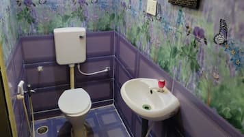 Deluxe Double Room | Bathroom | Shower, rainfall showerhead, free toiletries, towels