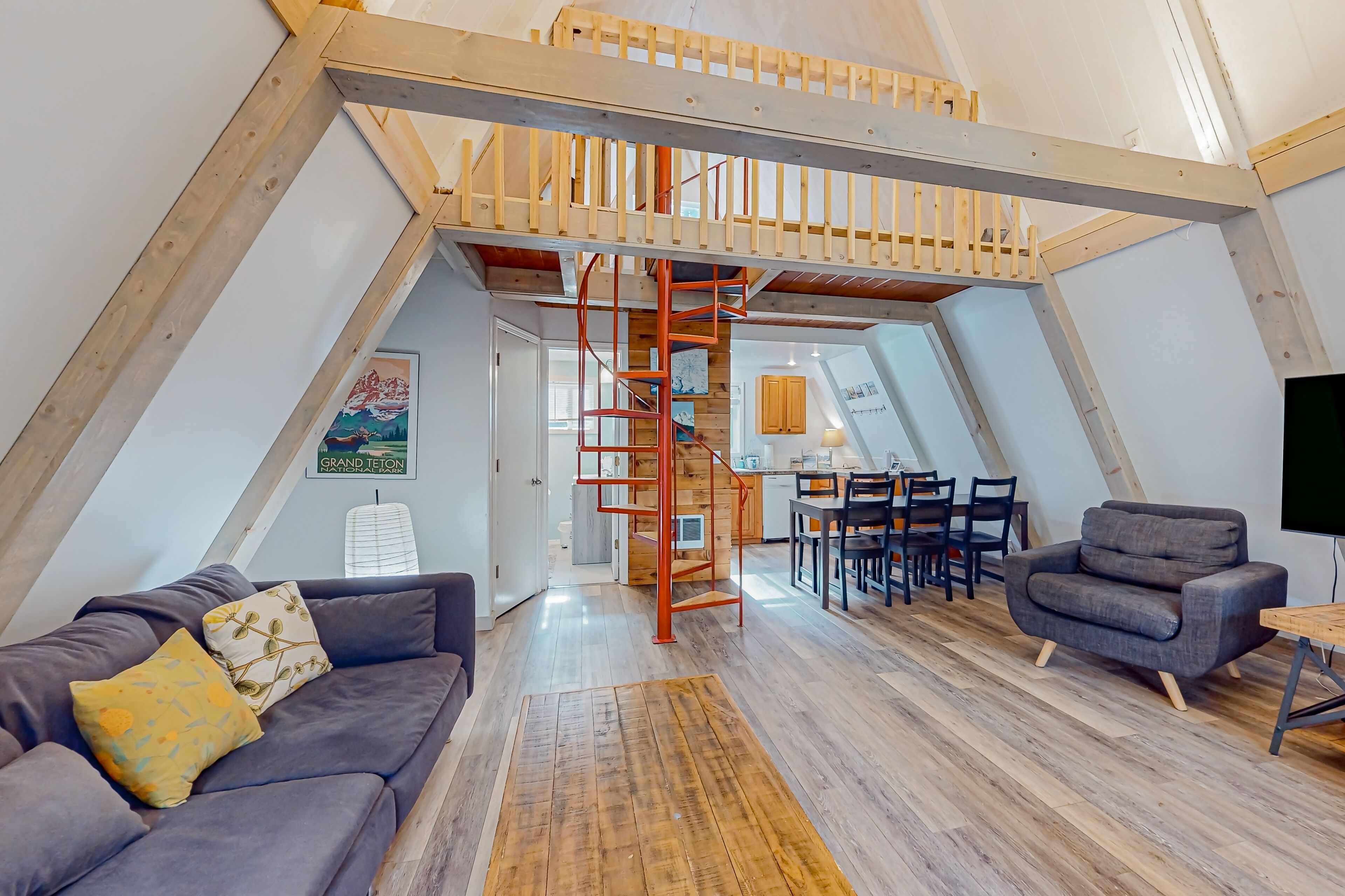 Una televisión, un reproductor de DVD, un futbolín, libros