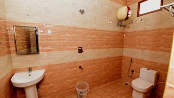Chuveiro, toalhas de banho, sabonete, shampoo