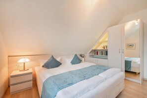 2 bedrooms, travel crib, free WiFi, bed sheets