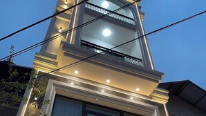 Letrero del HOTEL CHEMI con un diseño moderno e iluminación.