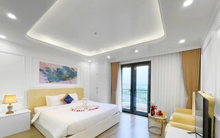 Deluxe Suite, 1 King Bed, Balcony