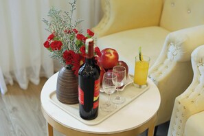 Deluxe Suite, 1 King Bed, Balcony | In-room dining