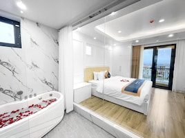 Deluxe Suite, 1 King Bed, Balcony | Premium bedding, down comforters, pillowtop beds, individually furnished