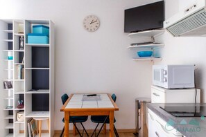 Fridge, microwave, cookware/dishes/utensils - Studio, in a waterfront residence in Sables-D'or-Les-Pins (FREHEL)