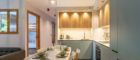 Réfrigérateur, four à micro-ondes, un four, surface de cuisson