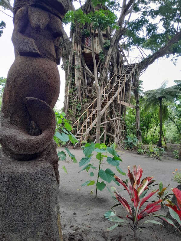 Property grounds - Glowing Mountain view tree house (Loanengo)