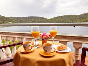 Apartamento clássico, sacada, vista para o mar | 1 quarto, escrivaninha, Wi-Fi de cortesia