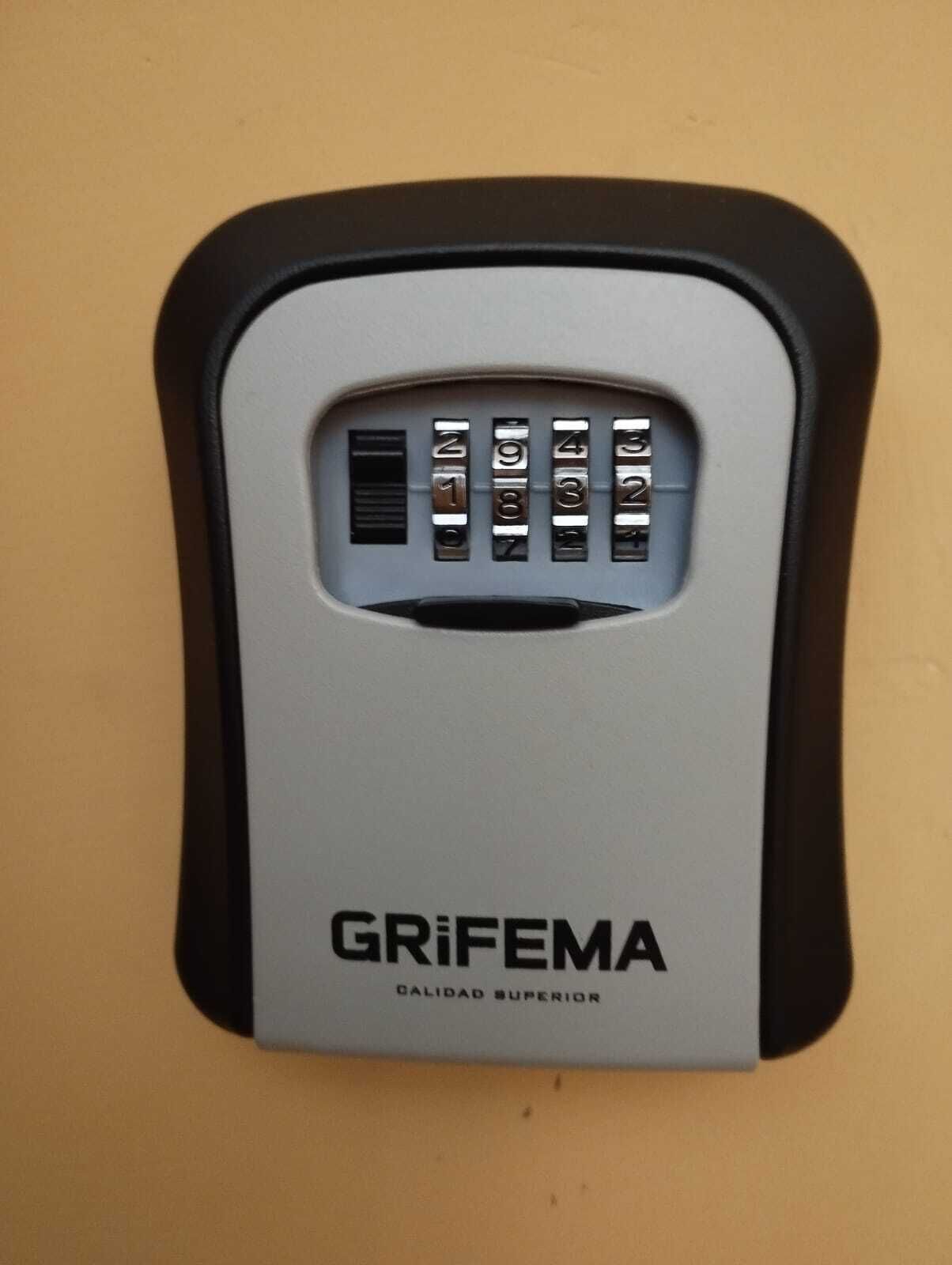 A GRiFEMA lock with a keypad and the text "CALIDAD SUPERIOR" on a beige wall.