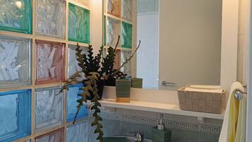 Een douche, milieuvriendelijk toiletgerief, een haardroger, een bidet