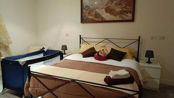 2 slaapkamers, een bureau, een strijkplank/strijkijzer, wifi