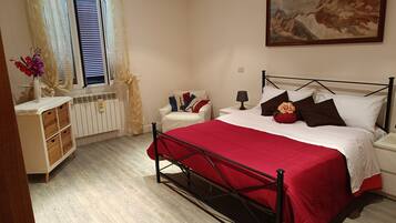 2 slaapkamers, een bureau, een strijkplank/strijkijzer, wifi