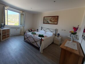 2 bedrooms, desk, iron/ironing board, WiFi - Casa Serena, apartment 12 km from rainbow magicland amusement park (Cave)