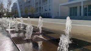 A modern building with a water feature in front. - Beautiful AC T2 for 4, terrace and parking in Port Leucate (Port Leucate)
