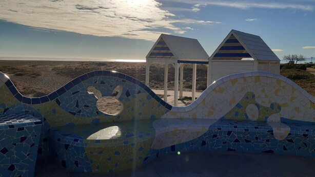 A beach with a sunlit sky, two beach huts, and a mosaic pathway. - Beautiful AC T2 for 4, terrace and parking in Port Leucate (Port Leucate)
