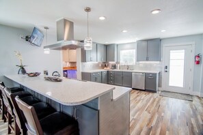 Fridge, microwave, oven, stovetop - 10 Mins from Downtown Camas (Camas)