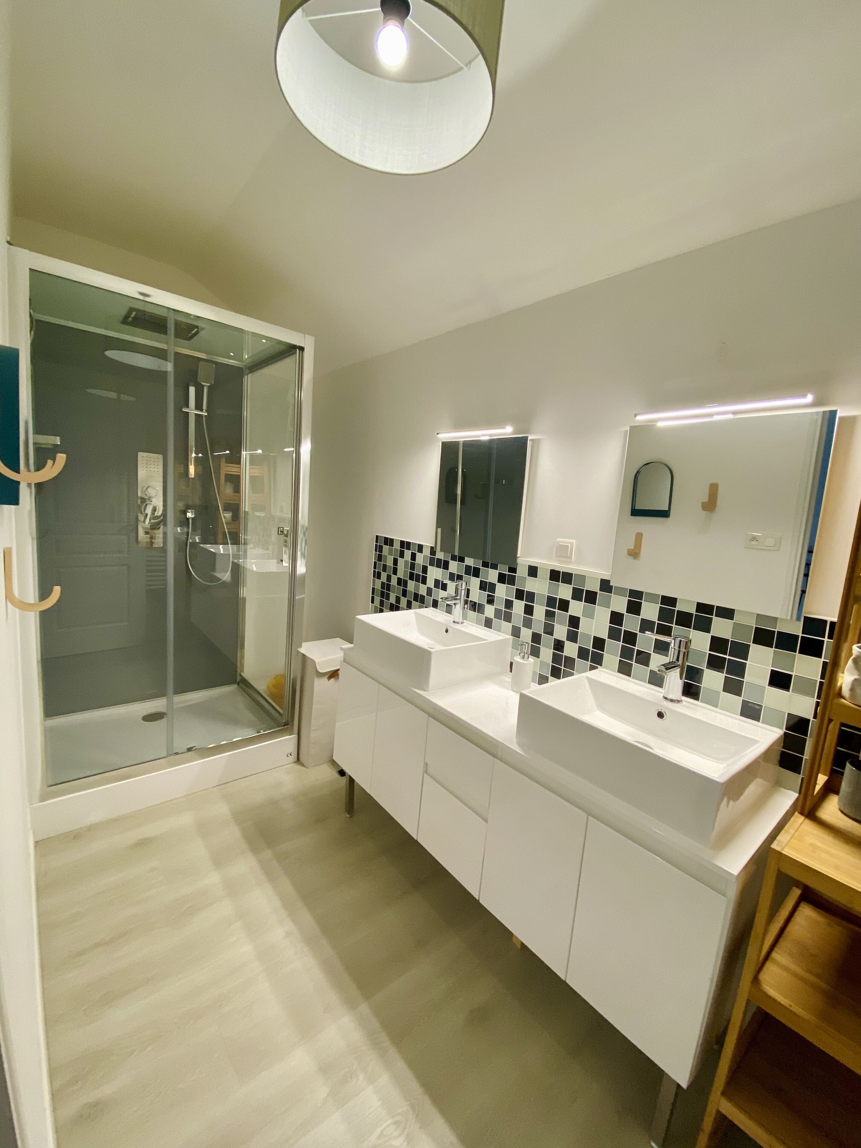 Een douche, een haardroger, zeep, toiletpapier