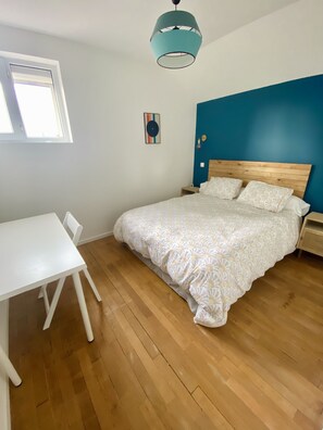 5 slaapkamers, een bureau, een strijkplank/strijkijzer, reisbedje