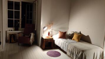 1 bedroom, bed sheets