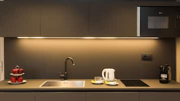 Frigobar, máquina de café expresso, cafeteira/chaleira