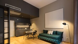 A compact living space with a kitchenette, a dining area, and a bed. - SUITE DELLA PIGNA (Rome)