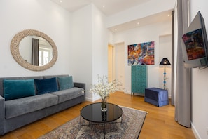 Luxury Suite | Living area | 32-inch Smart TV with cable channels, pay movies - SUITE DELLA PIGNA (Rome)