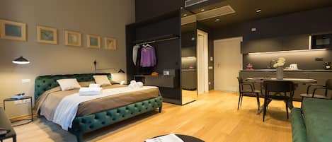 Junior Suite | Premium bedding, down comforters, in-room safe, individually decorated