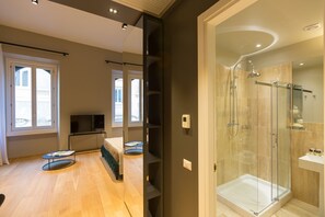 Junior suite | Badkamer | Een douche, een regendouche, een haardroger, badjassen