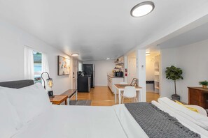 Iron/ironing board, WiFi, bed sheets