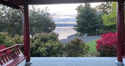 Walk to the waterfront! The Cozy Cottag